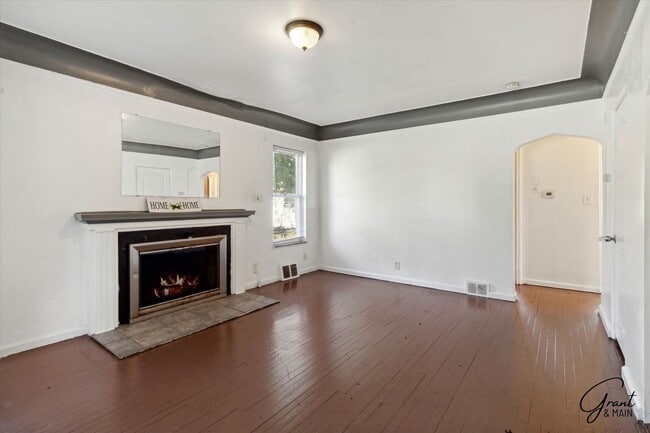 Building Photo - $1,200/month - 2 Bed 1.5 Bath in Warren, Detroit