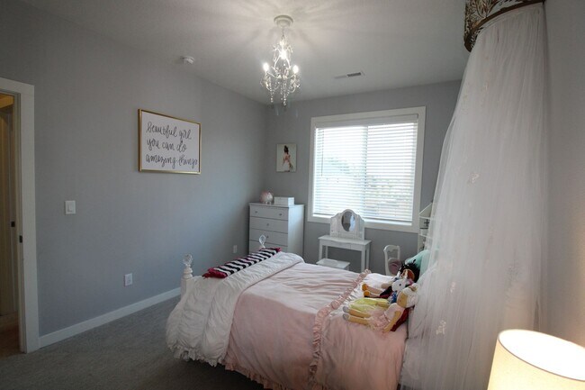 Building Photo - BEAUTIFUL 4+ BR, 2.5 BA - SPECIAL $500 OFF First Mo. Rent!!