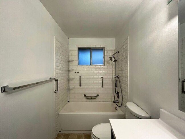 Building Photo - 505 Empress Ave