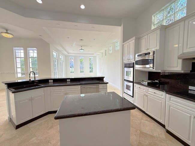 Building Photo - 996 Sanibel Dr