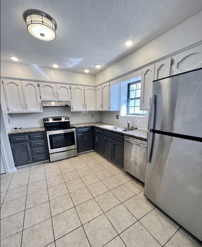 Building Photo - Coming Soon! Spacious 3-bedroom, 2-bathroom home in the highly sought-after Blue Springs area!