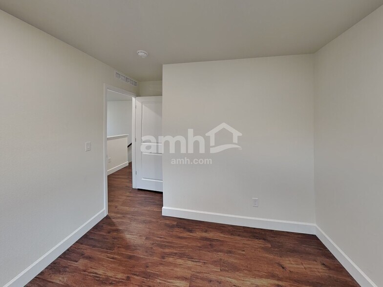 Building Photo - 14922 W 82nd Pl