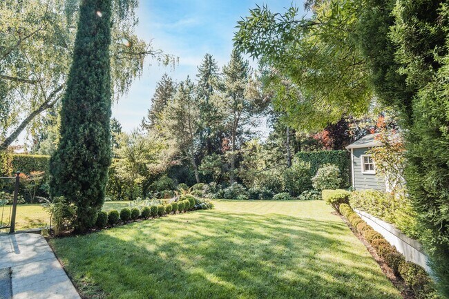 Building Photo - 4527 SW 29th Ave