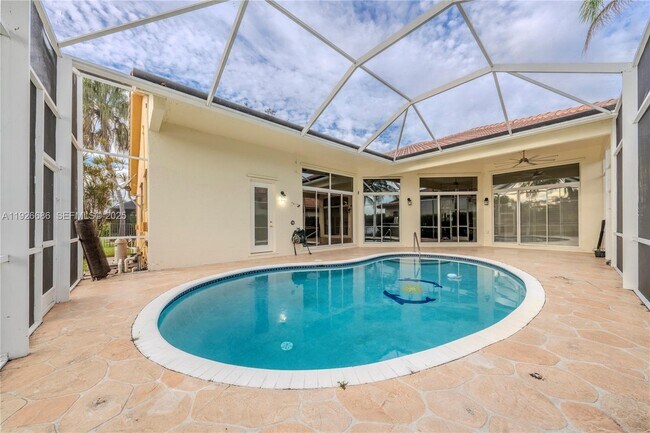 Building Photo - 2893 Oakbrook Dr