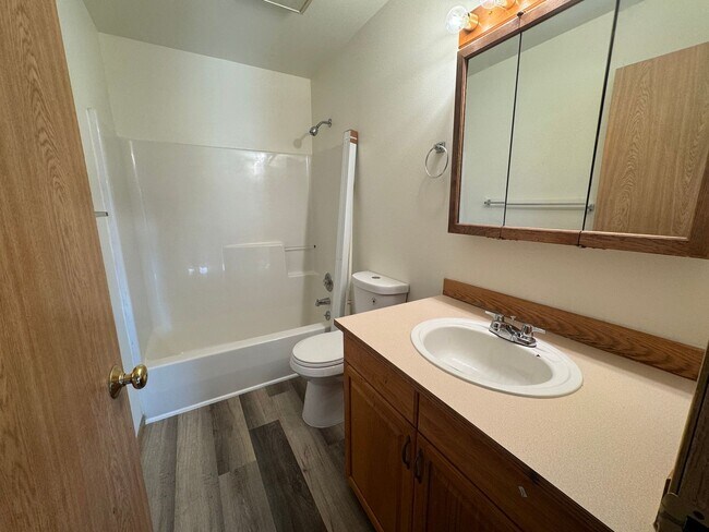 Building Photo - 2 Bed 1.5 Bath Unit!