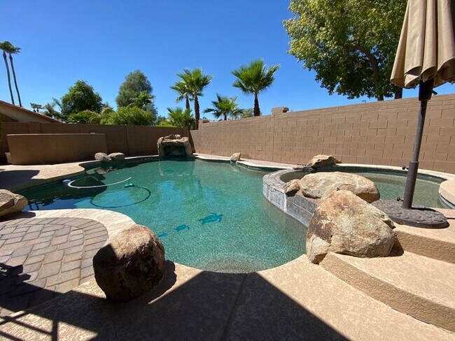 Building Photo - Very nice single level home