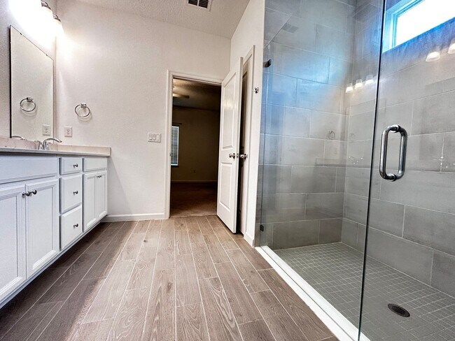 Building Photo - Beautiful Newer Build 3/2.5 with Internet ...