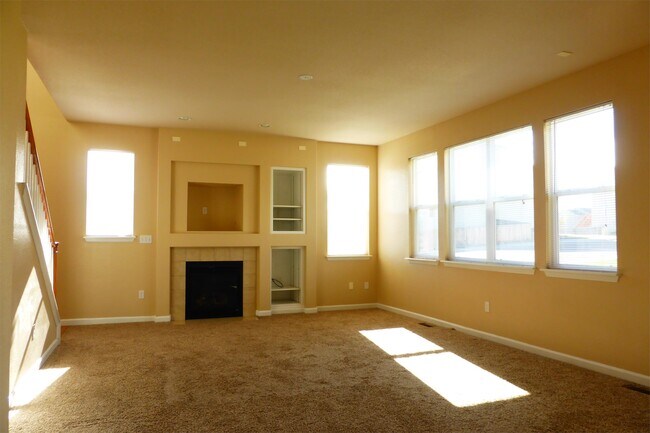 Building Photo - 8486 Meadowcrest Dr