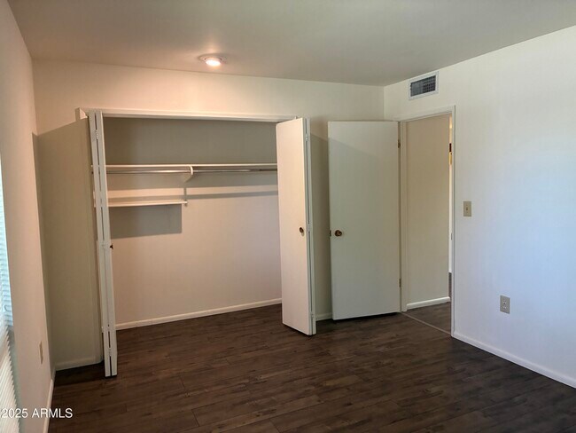 Building Photo - 10120 W Kingswood Cir