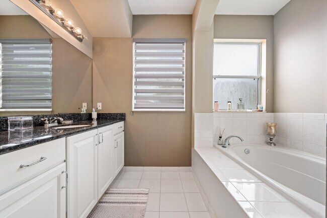 Building Photo - 658 Cresta Cir