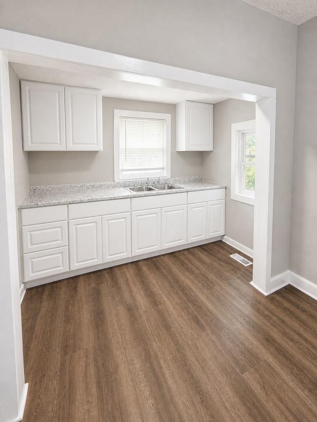 Building Photo - Spacious 3 Bedroom House