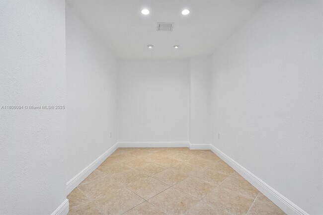 Building Photo - 10350 W Bay Harbor Dr