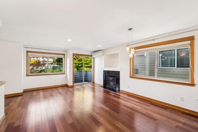 Building Photo - 3 bedroom in Seattle WA 98107