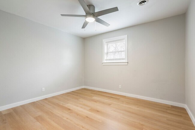 Building Photo - 811 N Pleasant St