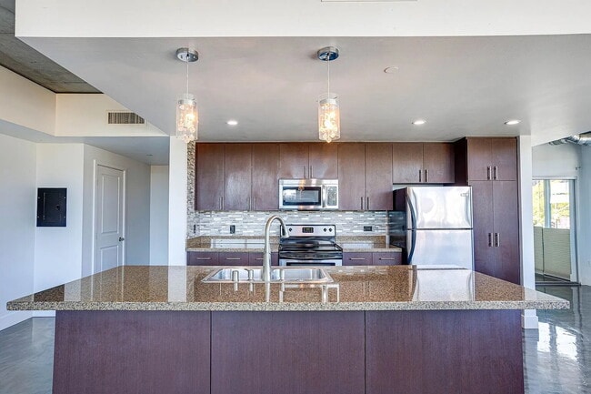 Building Photo - "Chic Urban Retreat: Spacious 1-Bedroom Oasis in the Heart of San Diego!"