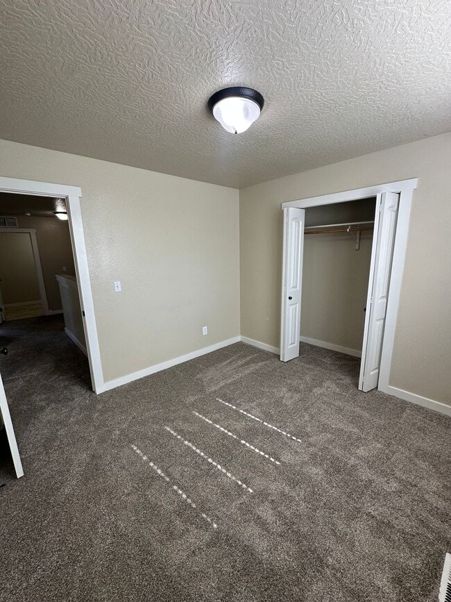 Building Photo - New Carpet! Super Meridian Location!!! Man...
