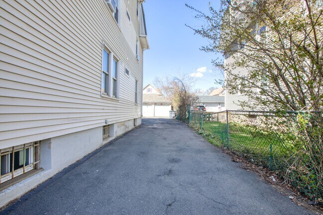 Building Photo - OR BEST OFFER **SPACIOUS FIRST FLOOR 2 BEDROOM WITH WASHER/DRYER SEPARATE DINING ROOM