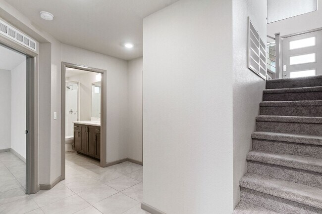 Building Photo - stunning 3-bedroom, 2.5-bathroom Tri Level Home