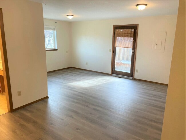Building Photo - 4801 Hillcrest Dr