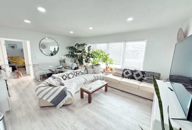 Building Photo - 324 Surfside Blvd