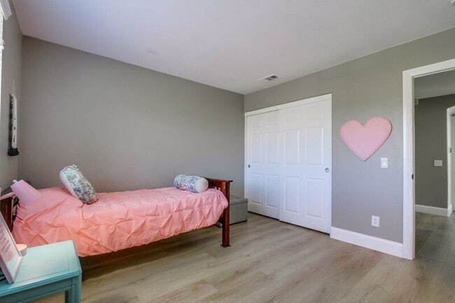 Building Photo - 3207 Meadow Side Pl