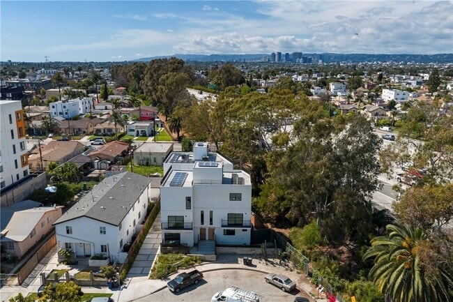 Building Photo - 2517 Alsace Ave