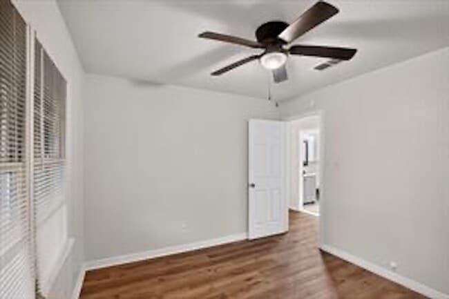 Building Photo - MOVE IN READY 4-BED 2-BATH