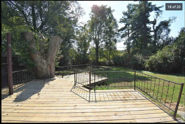 Building Photo - 4 bed/3.5 bath, half acre lot, 100 yards f...