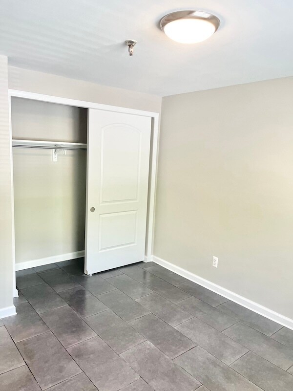 Building Photo - 1002 Parkvale Ct