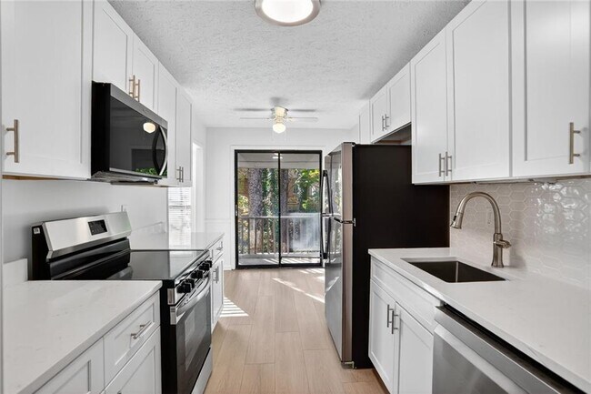 Building Photo - 8740 Roswell Rd