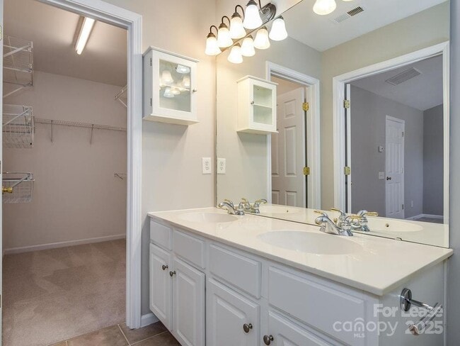 Building Photo - 14930 Ballantyne Village Way