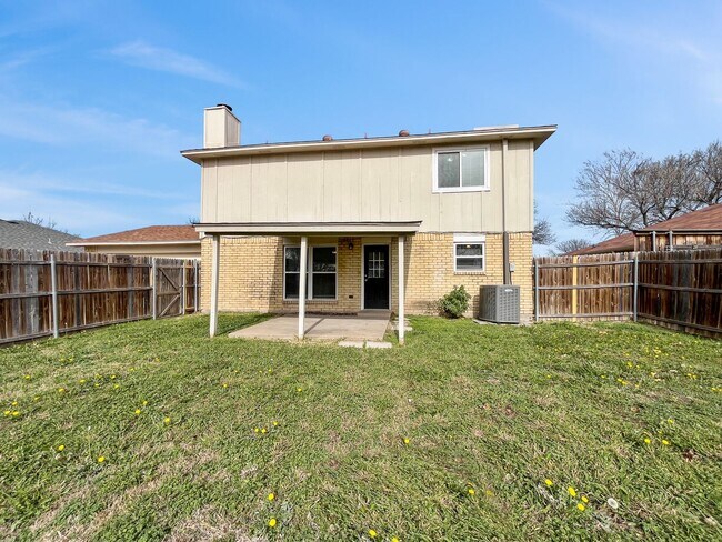 Building Photo - Updated 3-Bed Woodlake Home with Study & Covered Patio