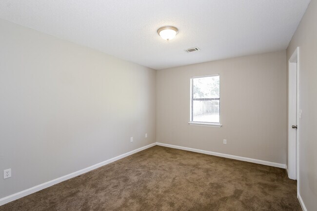 Building Photo - Bright 3 Bedroom Home with High Ceilings