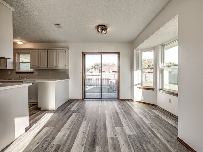 Building Photo - Charming home