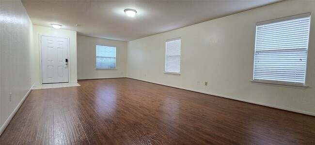 Building Photo - 15215 Benson Landing Dr