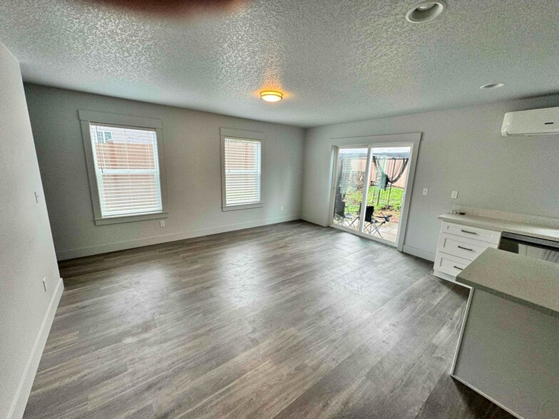 Building Photo - 302 Oak St