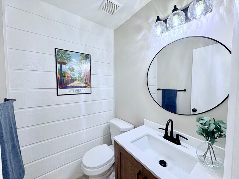 Building Photo - 2050 Oleander Blvd