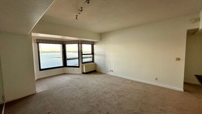 Building Photo - High-Rise Living with Golden Gate + Mt. Ta...
