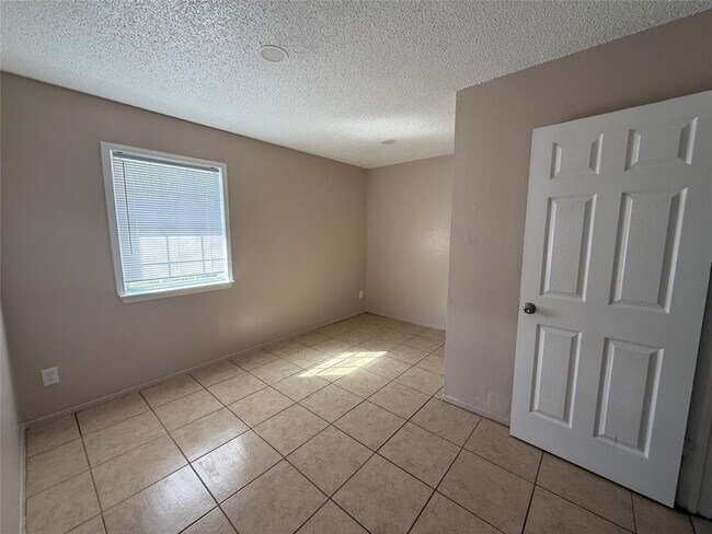 Building Photo - 2203 Donahue Ln