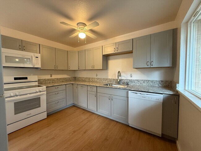 Building Photo - Cute Updated 2 Bedroom House