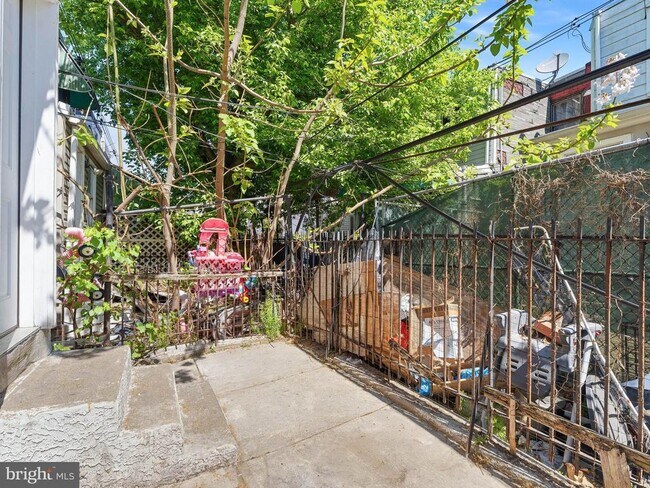 Building Photo - 1831 E Clementine St