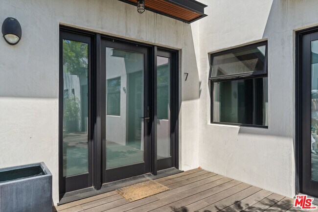 Building Photo - 1325 Cabrillo Ave
