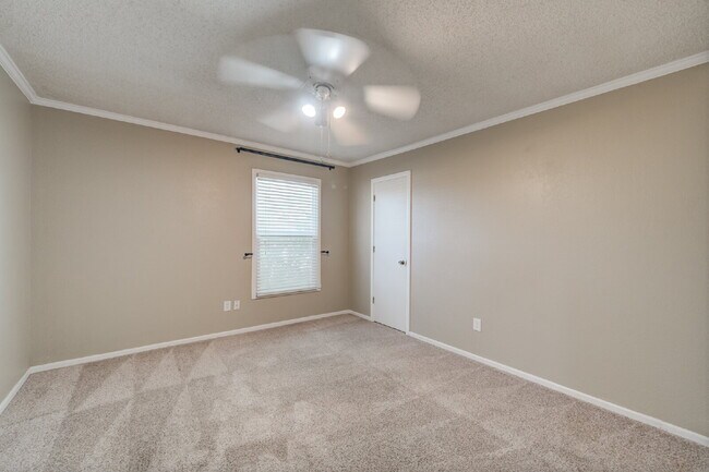 Building Photo - Spacious 3 bed 2 bath with Large Bonus Room!!