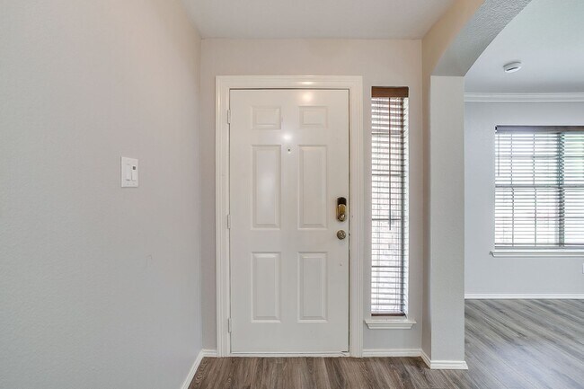 Building Photo - 2875 Grandview Dr