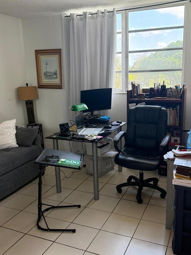 Building Photo - 447 NE 195th St