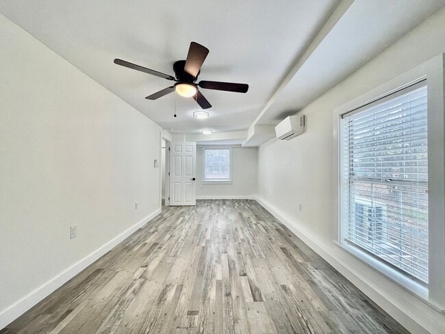 Building Photo - Updated 1 Bedroom / 1 Bathroom Apartment - Close to Campus