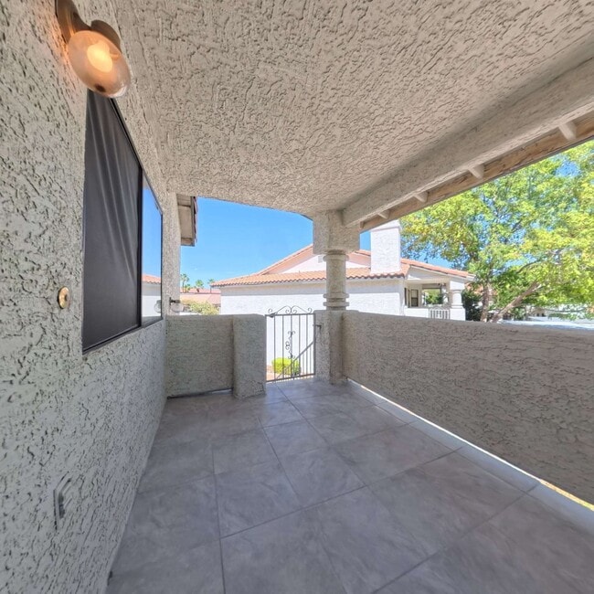 Building Photo - Beautiful 2 Bedroom 2 Bathroom Condo at The Lakes!