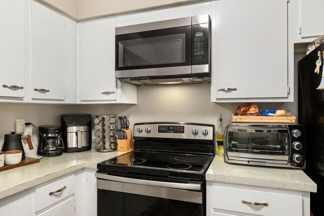 Building Photo - 8300 Oakhaven Rd