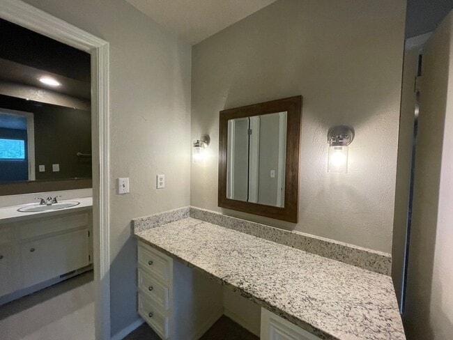 Building Photo - Move in ready! 3 bedrooms and 2 baths