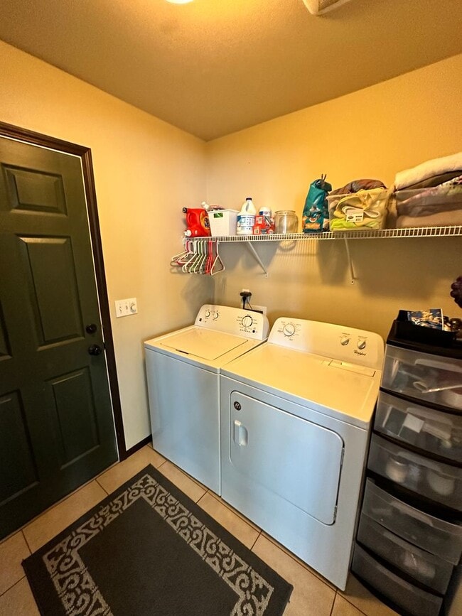 Building Photo - Spacious Home!